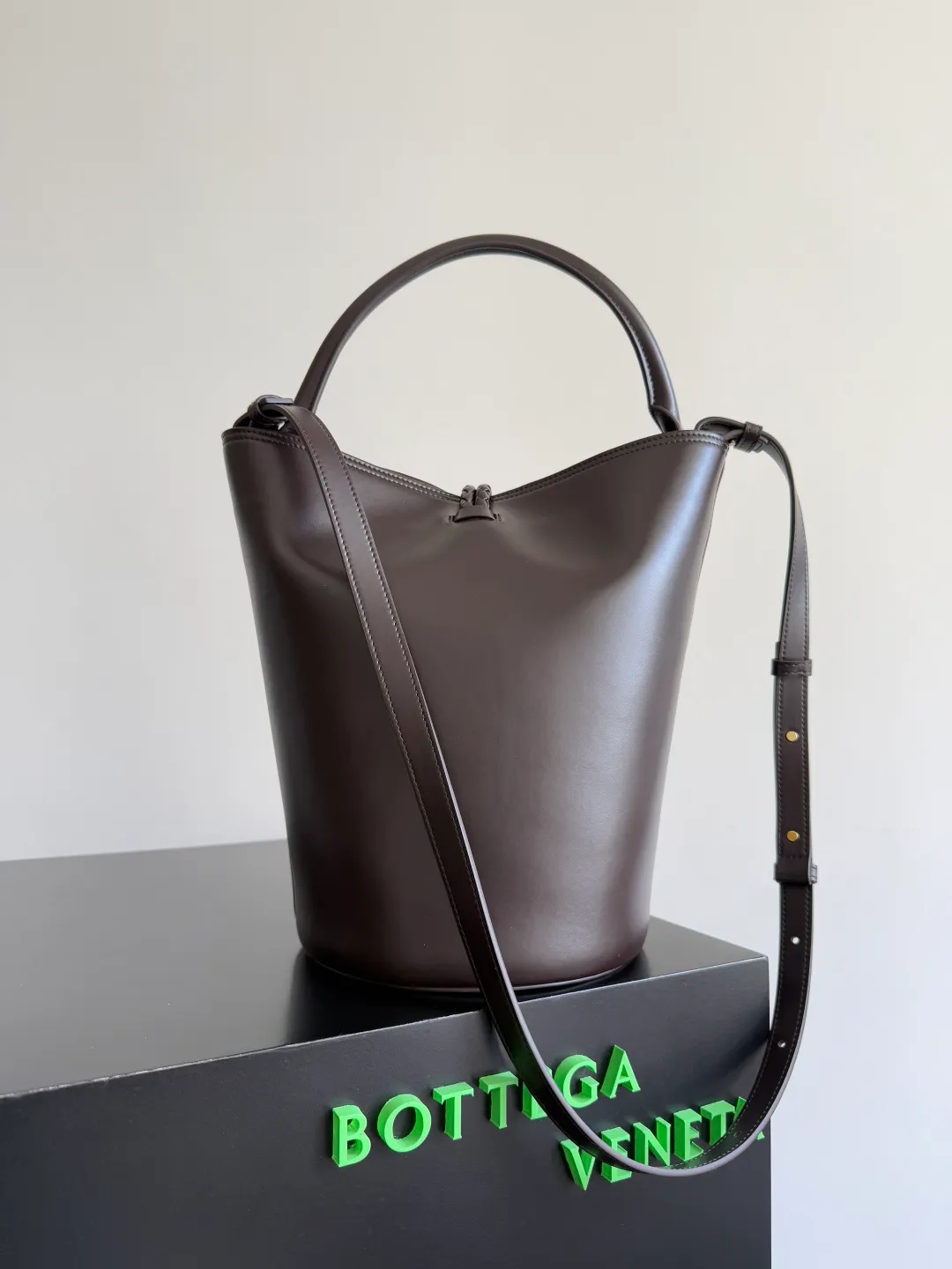 Batch 1920 BOTTEGA VENETA 2025 new women's LIBERTA small bucket bag The wind of "freedom" is still blowing towards summer🫧Unique bag shape and large enough capacity. This kind of small bag has always been very popular in summer. It can easily store essential items such as sunscreen and mini 5-fold umbrella when carrying it when going out. It uses braided knots and horseshoe buckle shapes. The metal ring is used for opening and closing, and the classic weaving is only used as an embellishment here, giving way to the simplicity of all-leather. It is a true combination of innovation and classics. It is also equipped with a detachable long shoulder strap. Friends who don’t like to carry it on the shoulder can only buy this bag and have more choices. Style number: 806038 Size: 30*18*18cm
